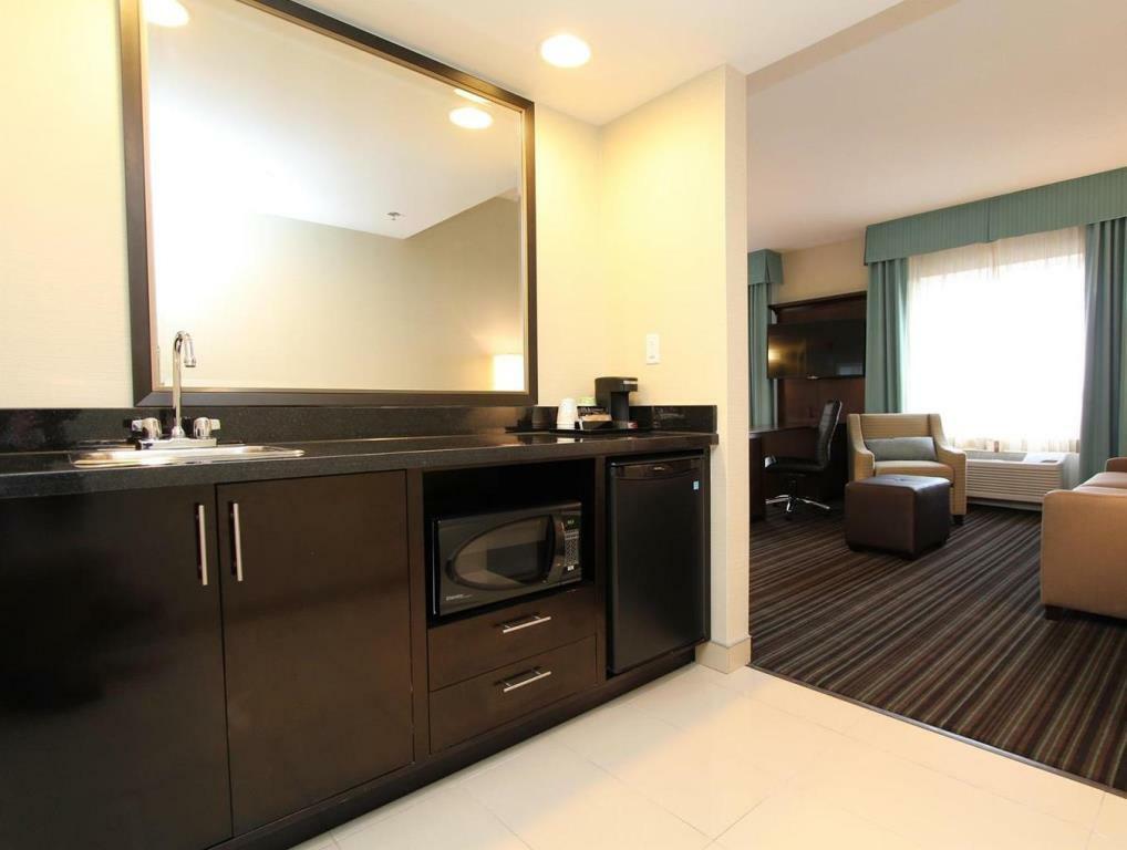 Hampton Inn & Suites By Hilton St. John'S Airport Экстерьер фото